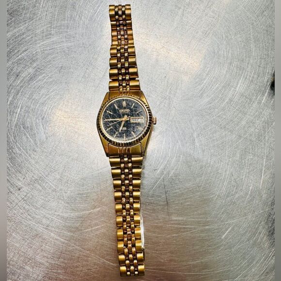 Vintage Seiko Gold-Tone Day-Date
Watch - Needs Battery - Picture 7 of 17
